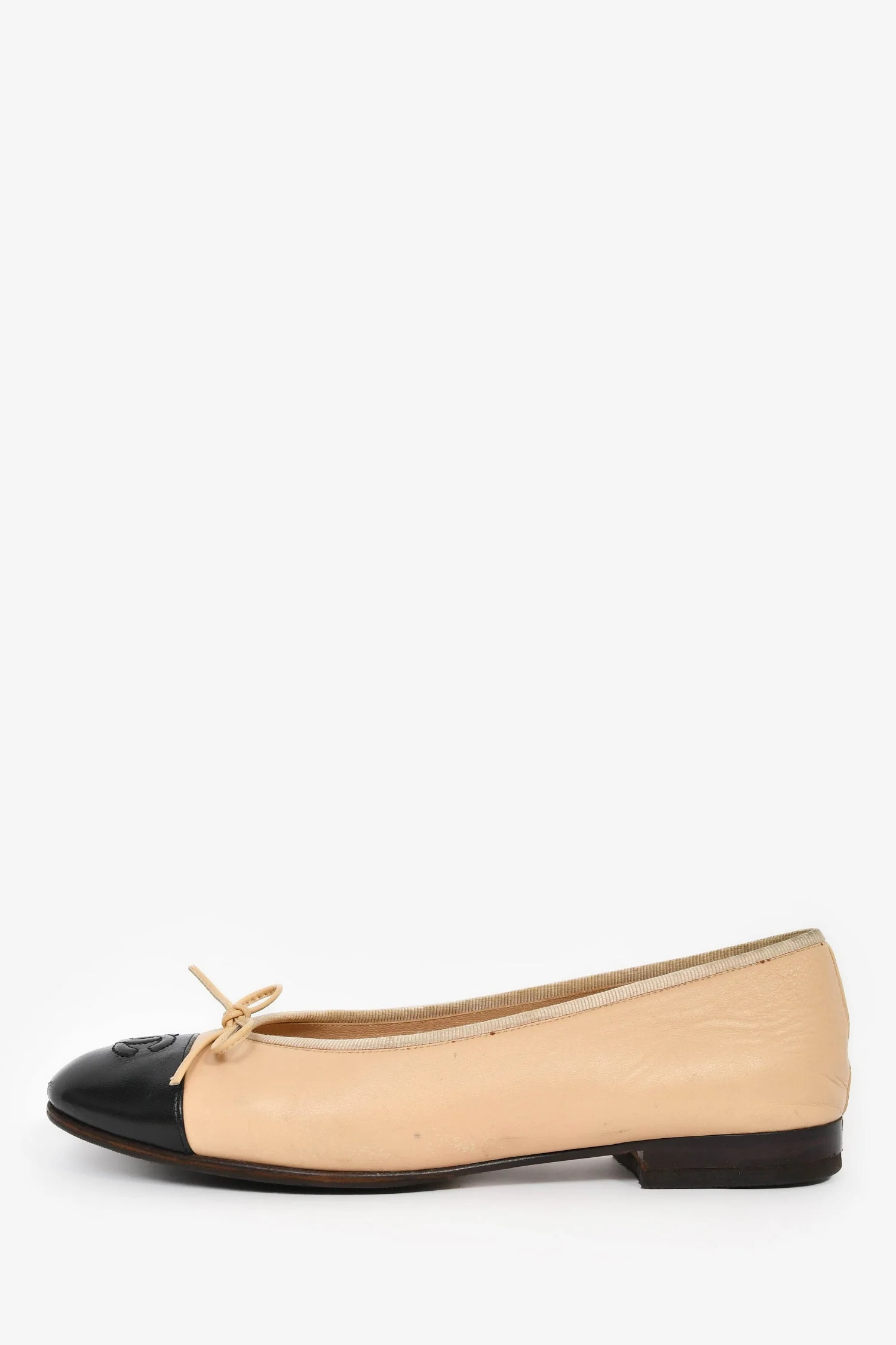 Pre-Loved Chanel™ Beige/Black Leather Cap Toe CC Ballet Flats Size 38.5 (As Is) - Image 4