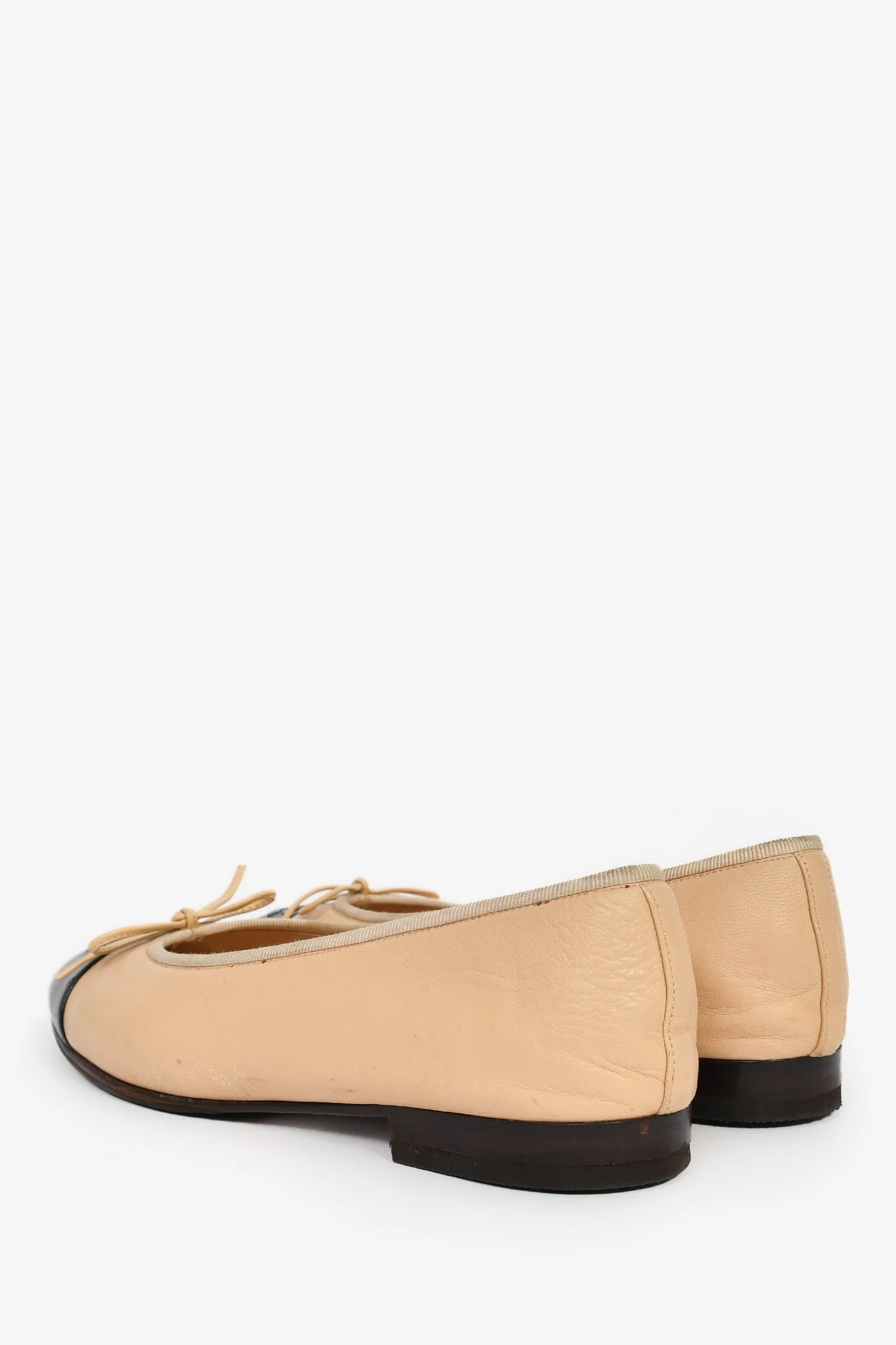 Pre-Loved Chanel™ Beige/Black Leather Cap Toe CC Ballet Flats Size 38.5 (As Is) - Image 5